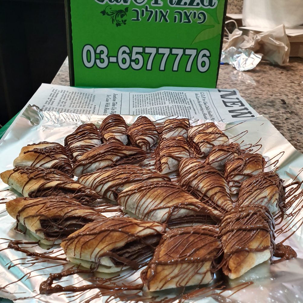 מגש מאפי שוקולד עם זילוף שוקולד