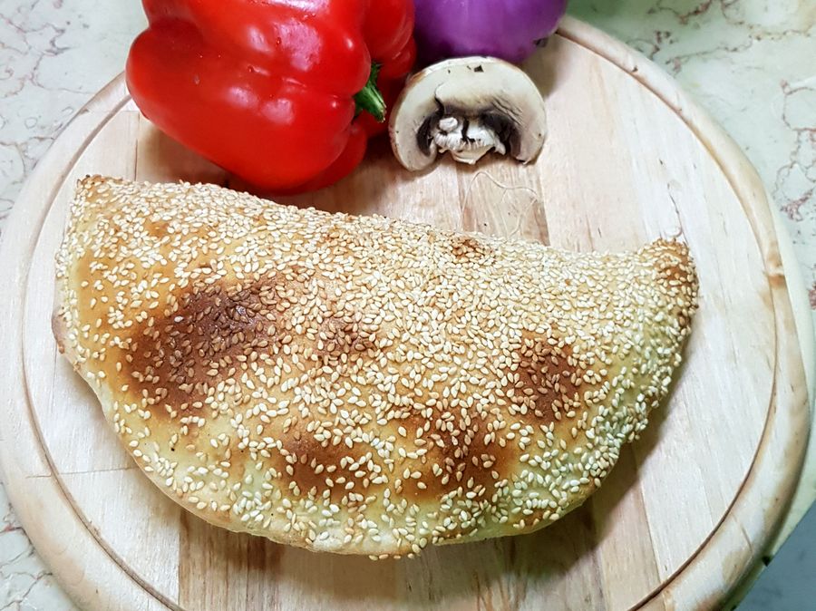 מאפה מוגש עם פלפל ופטריות לצדו